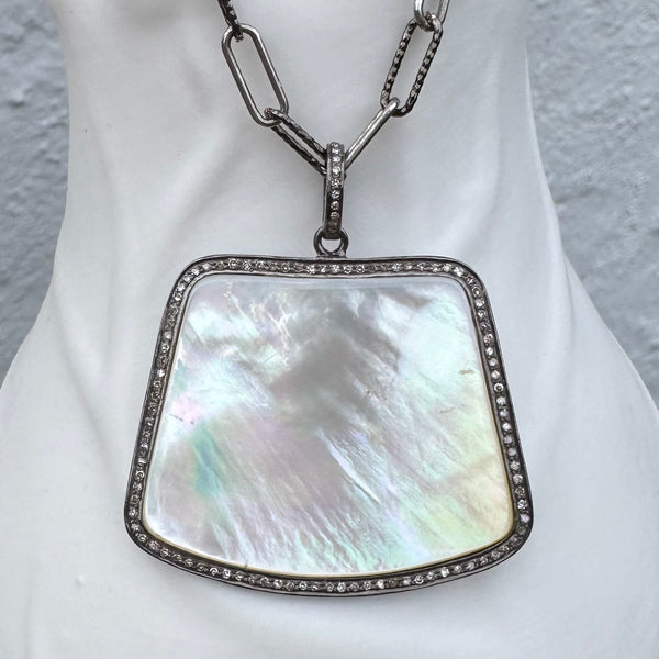 MOTHER OF PEARL PENDANT WITH DIAMONDS