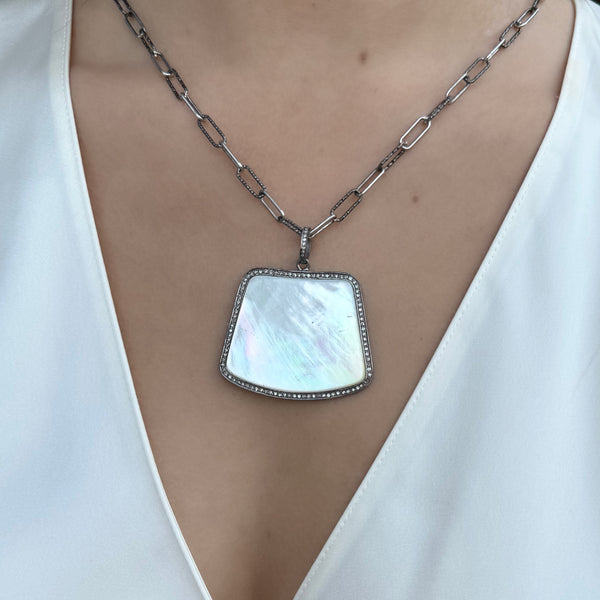 MOTHER OF PEARL PENDANT WITH DIAMONDS
