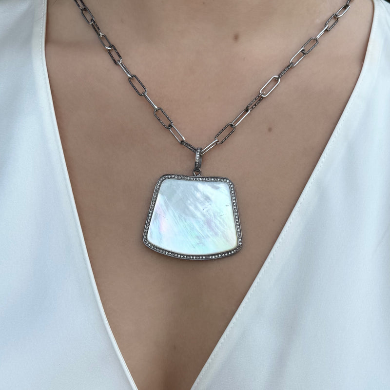 MOTHER OF PEARL PENDANT WITH DIAMONDS