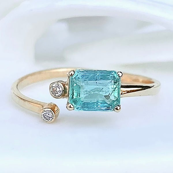 EMERALD BYPASS RING WITH DIAMOND